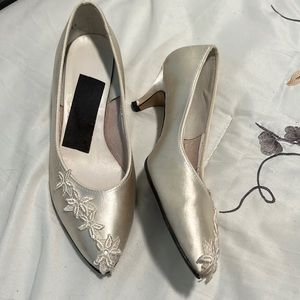 Satin look shoes (can be dyed)